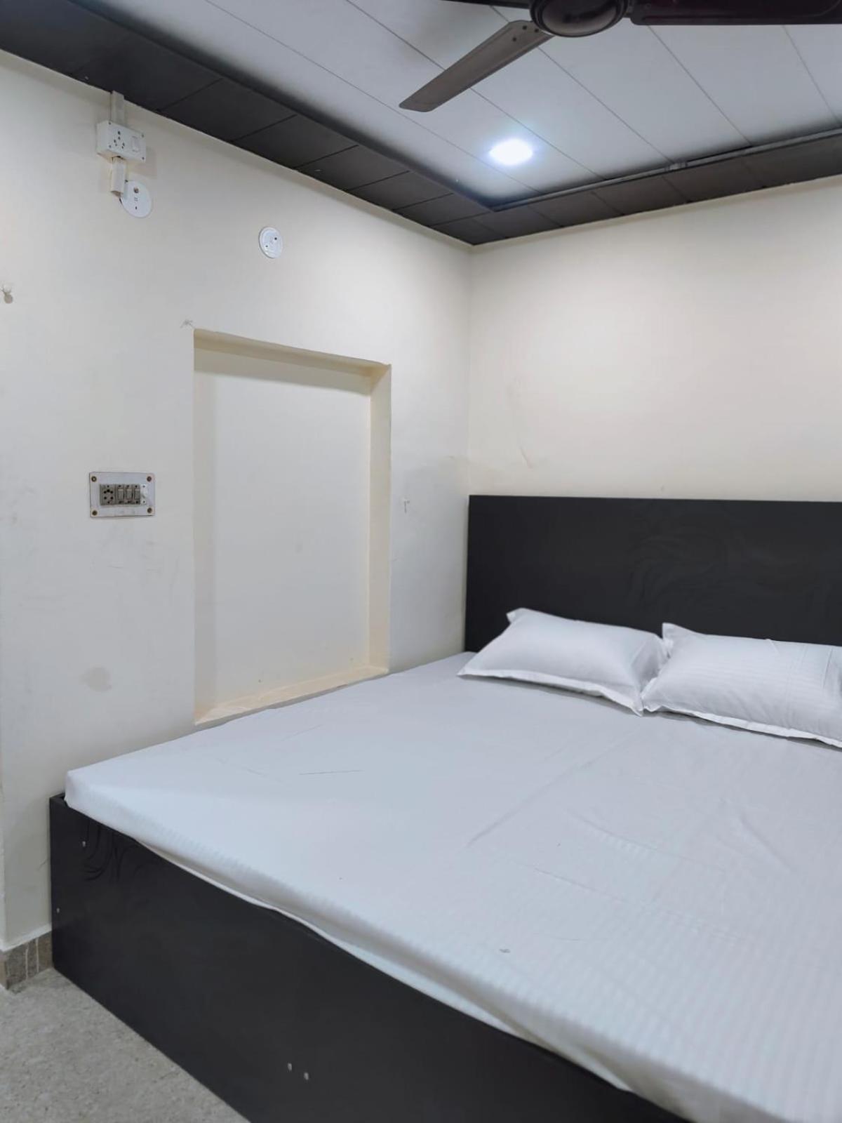 Hotel Crystal Dreams 马图拉 外观 照片